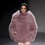 Abrigo de piel de la colección otoño/invierno 2013/2014 de Teresa Helbig en Madrid Fashion Week