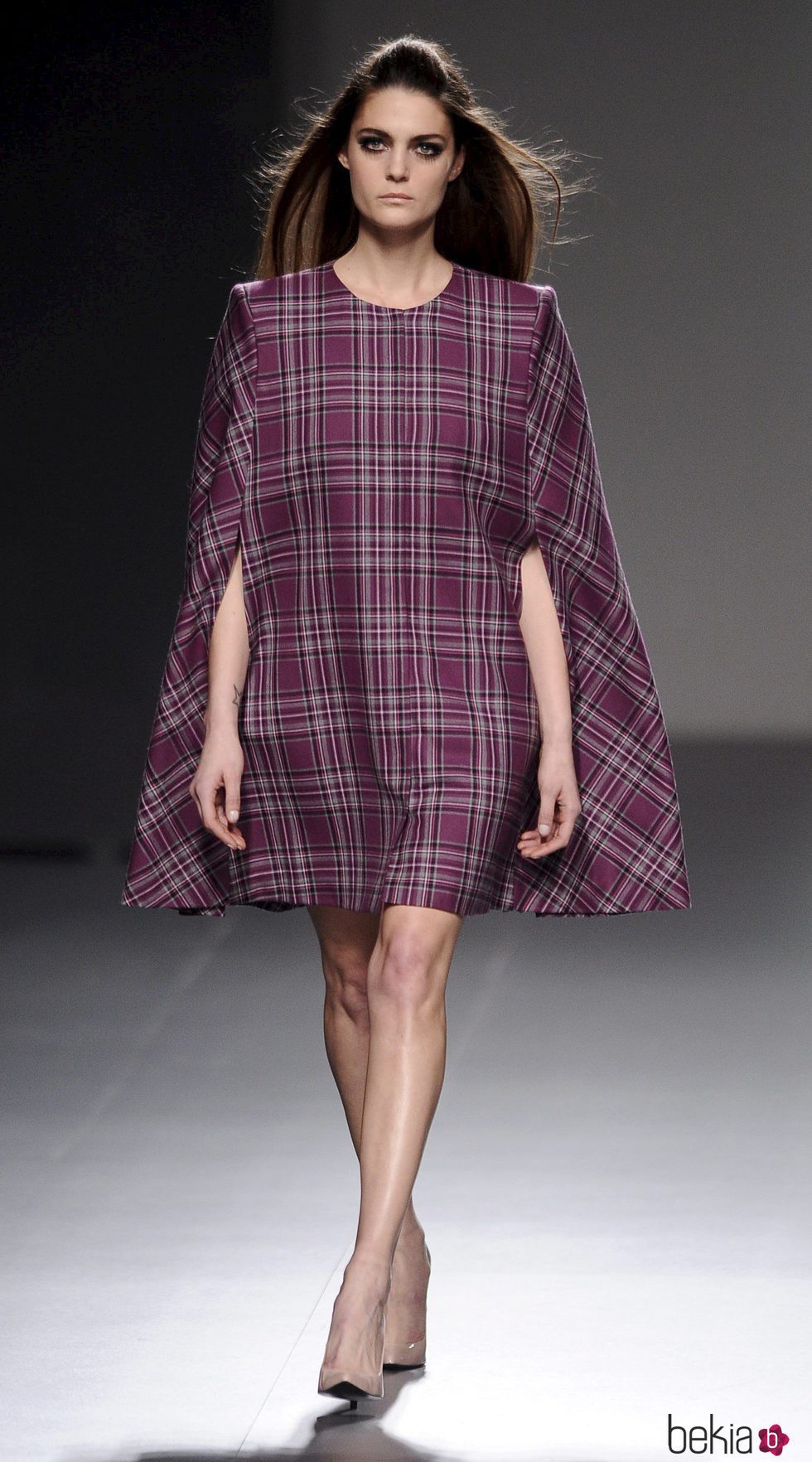 Vestido de estampado tartán de la colección otoño/invierno 2013/2014 de Teresa Helbig en Madrid Fashion Week