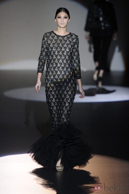 Vestido negro con transparencias de la colección otoño/invierno 2013/2014 de Juana Martín en Madrid Fashion Week