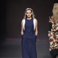 Vestido largo azul brillante de la colección otoño/invierno 2013/2014 de Ana Locking en Madrid Fashion Week
