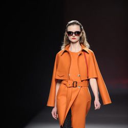 Trench de color naranja de la colección otoño/invierno 2013/2014 de Ana Locking en Madrid Fashion Week