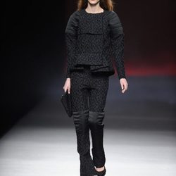 Traje negro de la colección otoño/invierno 2013/2014 de Ana Locking en Madrid Fashion Week