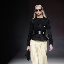 Combinación de blanco y negro de la colección otoño/invierno 2013/2014 de Ana Locking en Madrid Fashion Week