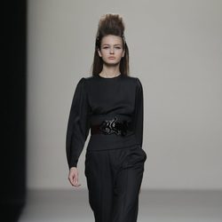 Mono en color negro de la colección otoño/invierno 2013/2014 de Miguel Palacio en Madrid Fashion Week