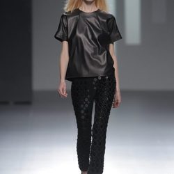 Camiseta de cuero negra de la colección otoño/invierno 2013/2014 de Teresa Helbig en Madrid Fashion Week