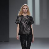 Camiseta de cuero negra de la colección otoño/invierno 2013/2014 de Teresa Helbig en Madrid Fashion Week