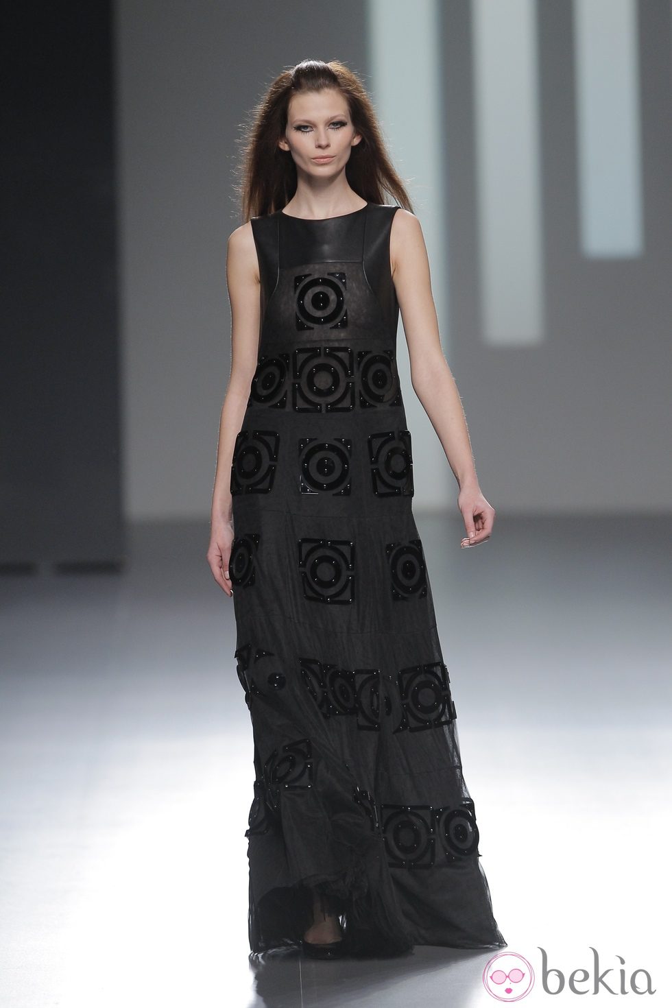 Vestido largo negro de la colección otoño/invierno 2013/2014 de Teresa Helbig en Madrid Fashion Week