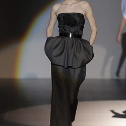 Vestido negro de la colección otoño/invierno 2013/2014 de Juana Martín en Madrid Fashion Week