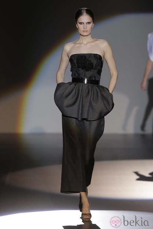 Vestido negro de la colección otoño/invierno 2013/2014 de Juana Martín en Madrid Fashion Week