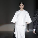 Look blanco de la colección otoño/invierno 2013/2014 de Juana Martín en Madrid Fashion Week