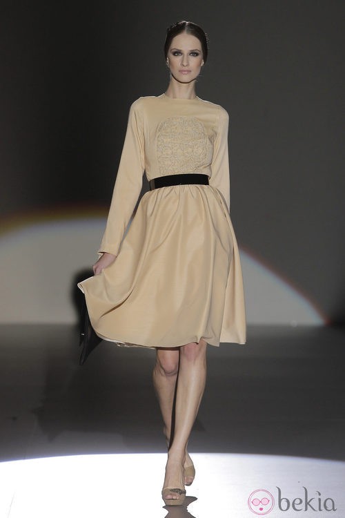 Vestido beige de la colección otoño/invierno 2013/2014 de Juana Martín en Madrid Fashion Week