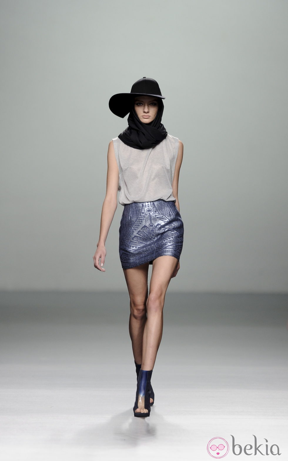 Falda azul metalizada de la colección otoño/invierno 2013/2014 de Rabaneda en Madrid Fashion Week