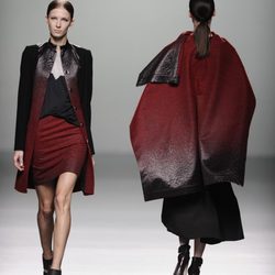 Color rojo sangre de la colección otoño/invierno 2013/2014 de Rabaneda en Madrid Fashion Week