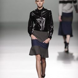 Camisa negra impermeable de la colección otoño/invierno 2013/2014 de Rabaneda en Madrid Fashion Week
