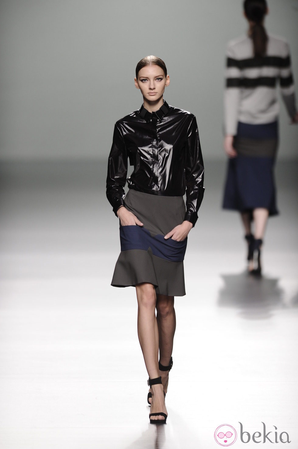 Camisa negra impermeable de la colección otoño/invierno 2013/2014 de Rabaneda en Madrid Fashion Week