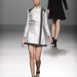 Vestido gris metalizado de la colección otoño/invierno 2013/2014 de Rabaneda en Madrid Fashion Week