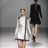 Vestido gris metalizado de la colección otoño/invierno 2013/2014 de Rabaneda en Madrid Fashion Week