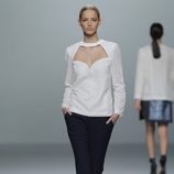 Combinación de blanco y negro en la colección otoño/invierno 2013/2014 de Rabaneda en Madrid Fashion Week