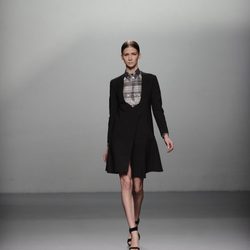 Vestido negro en la colección otoño/invierno 2013/2014 de Rabaneda en Madrid Fashion Week