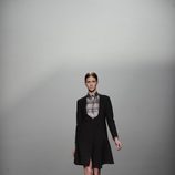 Vestido negro en la colección otoño/invierno 2013/2014 de Rabaneda en Madrid Fashion Week