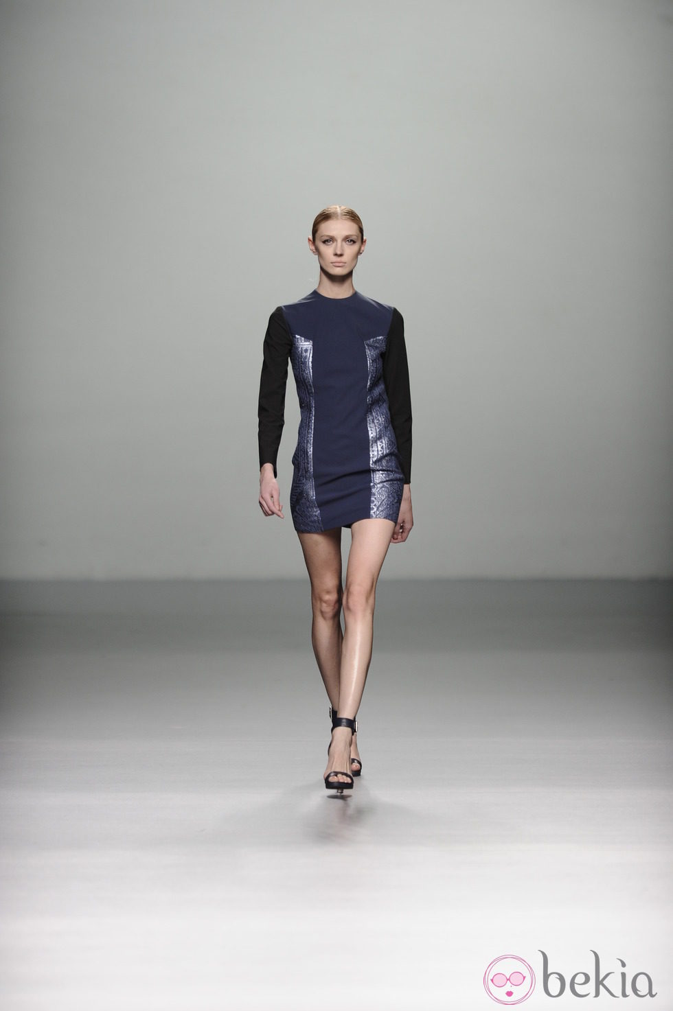 Vestido azul metalizado en la colección otoño/invierno 2013/2014 de Rabaneda en Madrid Fashion Week