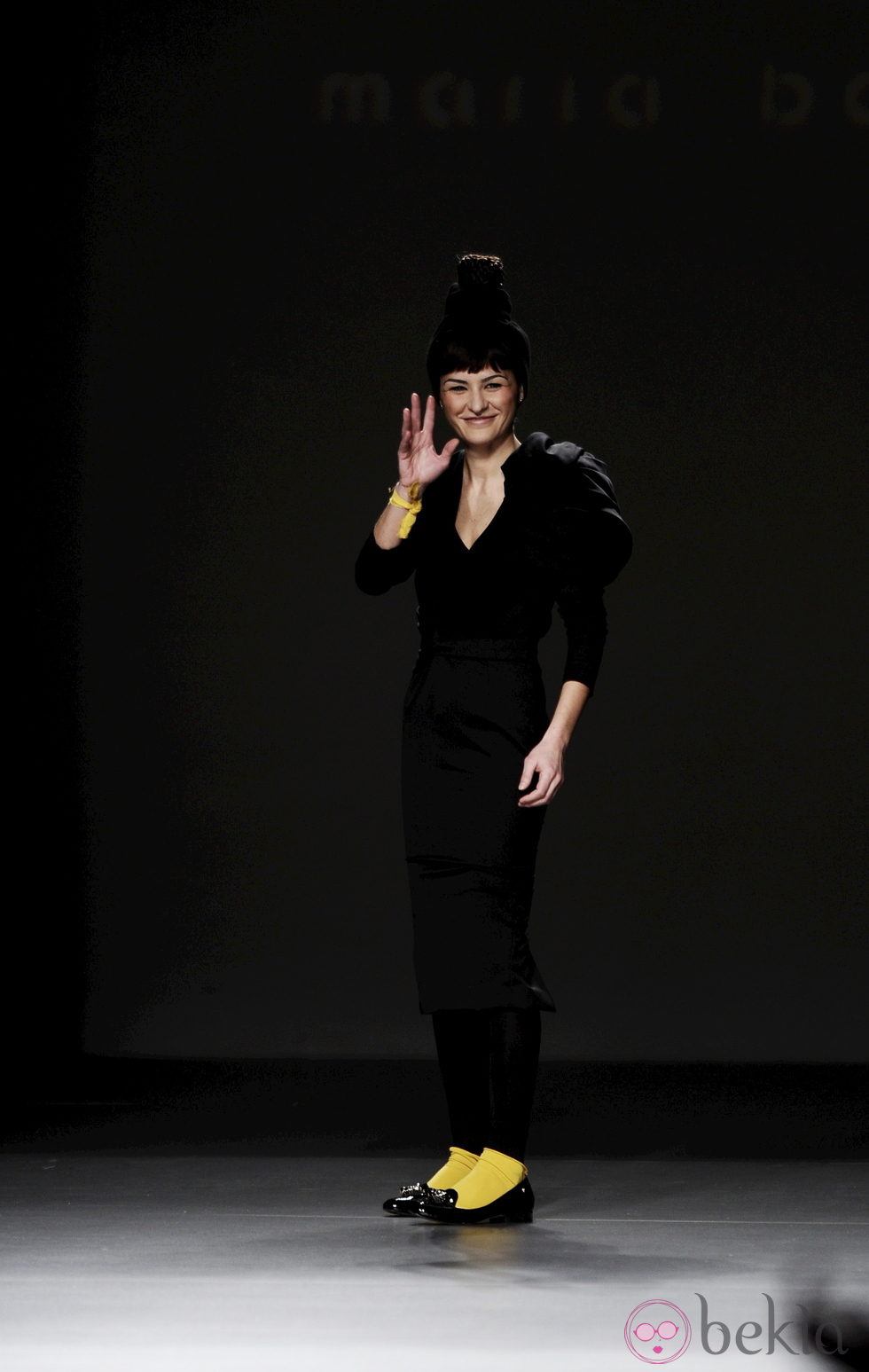 María Barros saluda tras su desfile en Madrid Fashion Week otoño/invierno 2013/2014