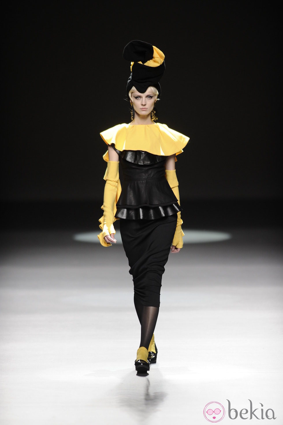 Combinación negro y amarillo de la colección otoño/invierno 2013/2014 de María Barros en Madrid Fashion Week