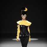 Combinación negro y amarillo de la colección otoño/invierno 2013/2014 de María Barros en Madrid Fashion Week