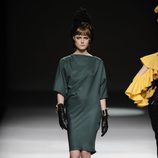 Vestido verde musgo de la colección otoño/invierno 2013/2014 de María Barros en Madrid Fashion Week