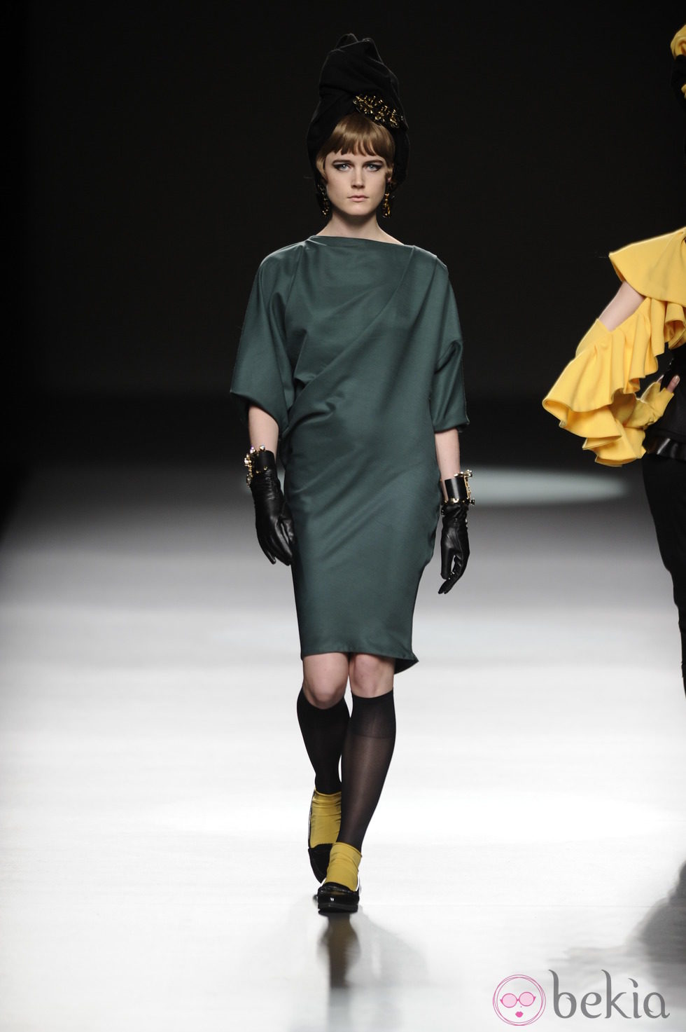 Vestido verde musgo de la colección otoño/invierno 2013/2014 de María Barros en Madrid Fashion Week