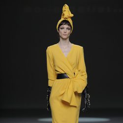Vestido amarillo de la colección otoño/invierno 2013/2014 de María Barros en Madrid Fashion Week