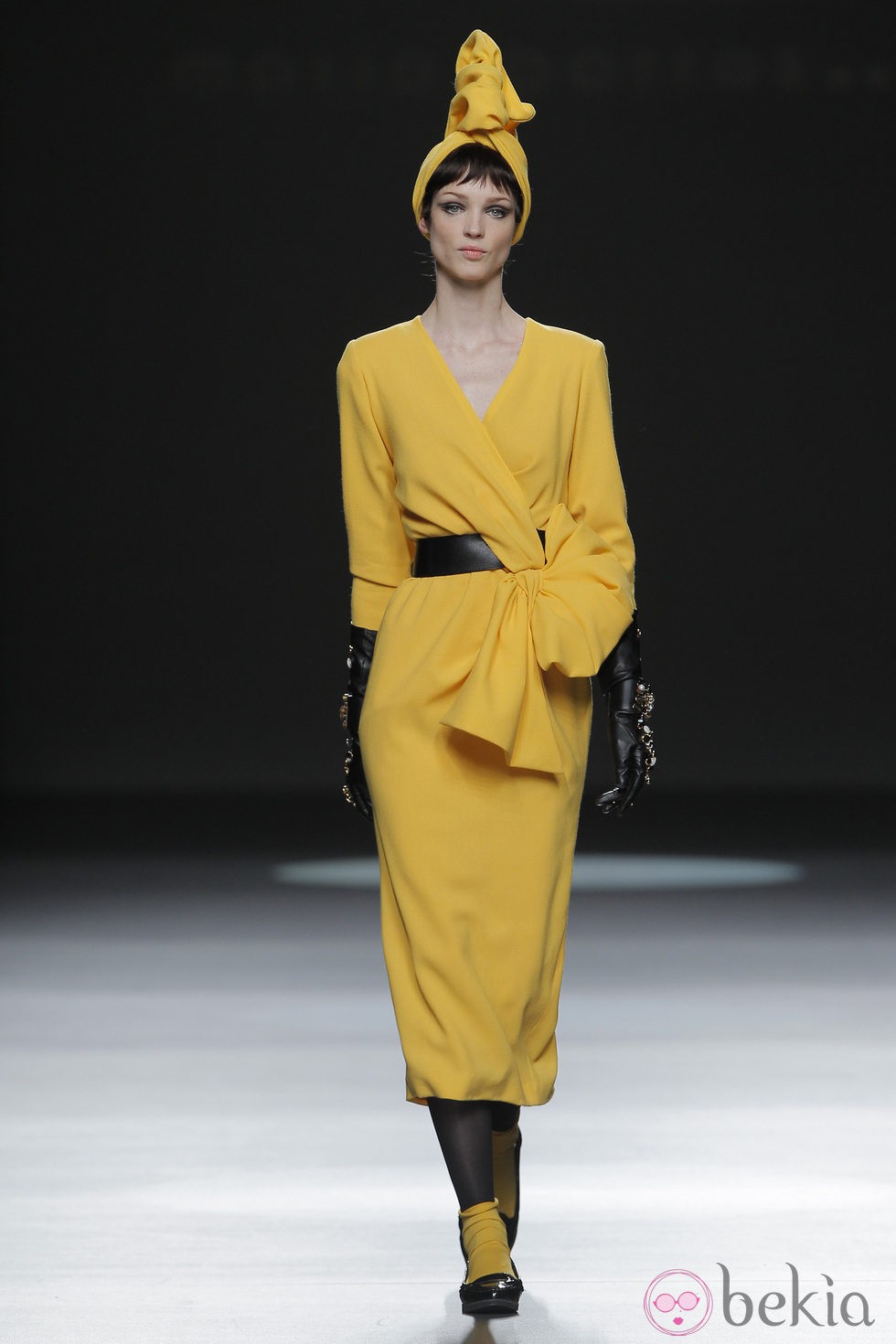 Vestido amarillo de la colección otoño/invierno 2013/2014 de María Barros en Madrid Fashion Week