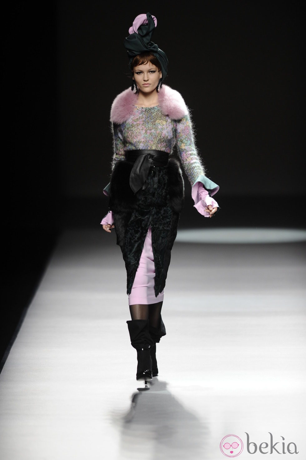 Estola lila de la colección otoño/invierno 2013/2014 de María Barros en Madrid Fashion Week