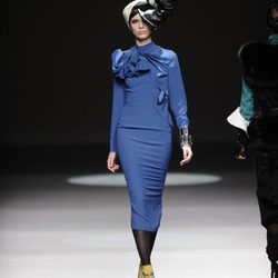Vestido azul klein de la colección otoño/invierno 2013/2014 de María Barros en Madrid Fashion Week