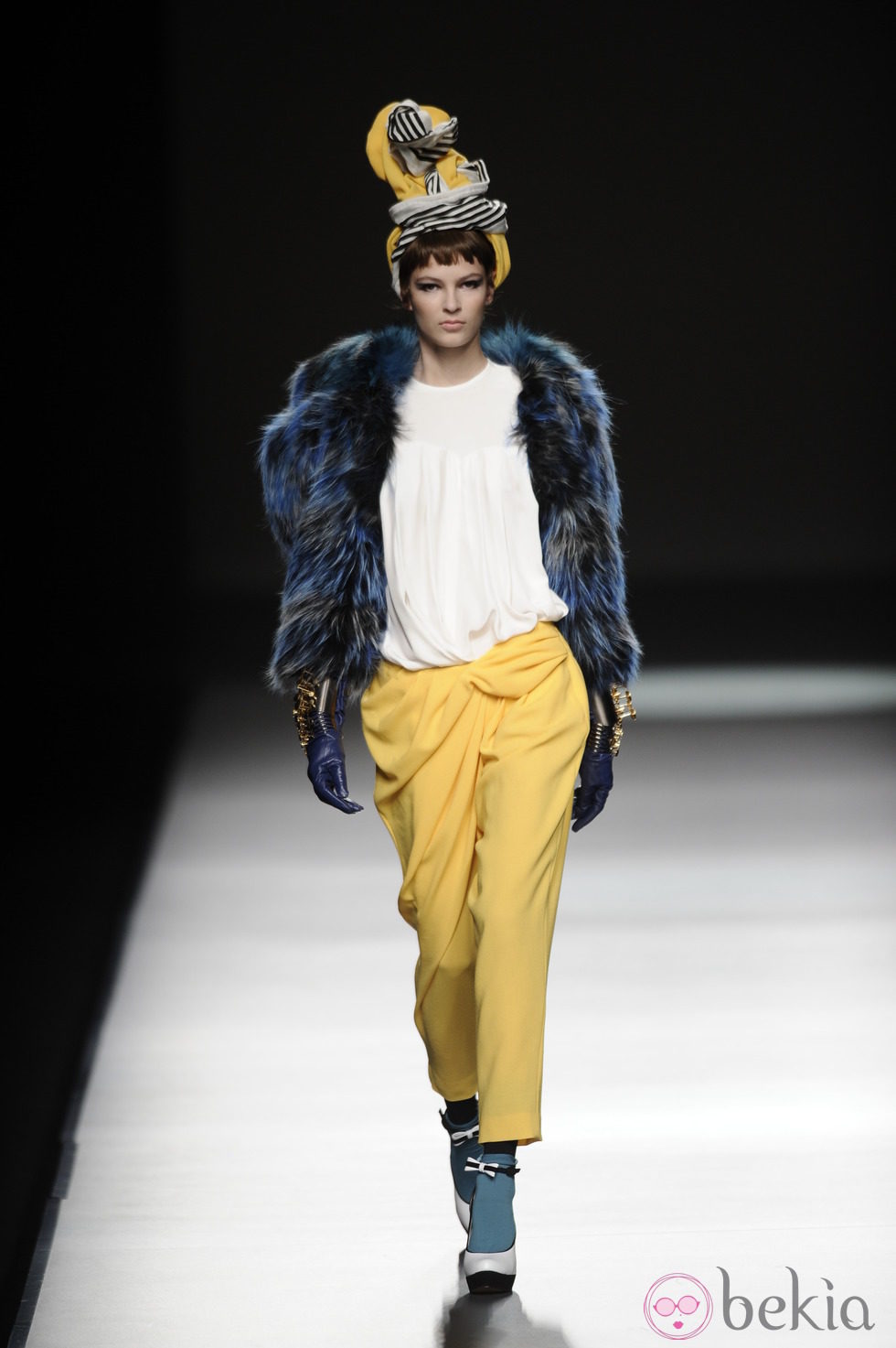 Pantalón tobillero amarillo de la colección otoño/invierno 2013/2014 de María Barros en Madrid Fashion Week