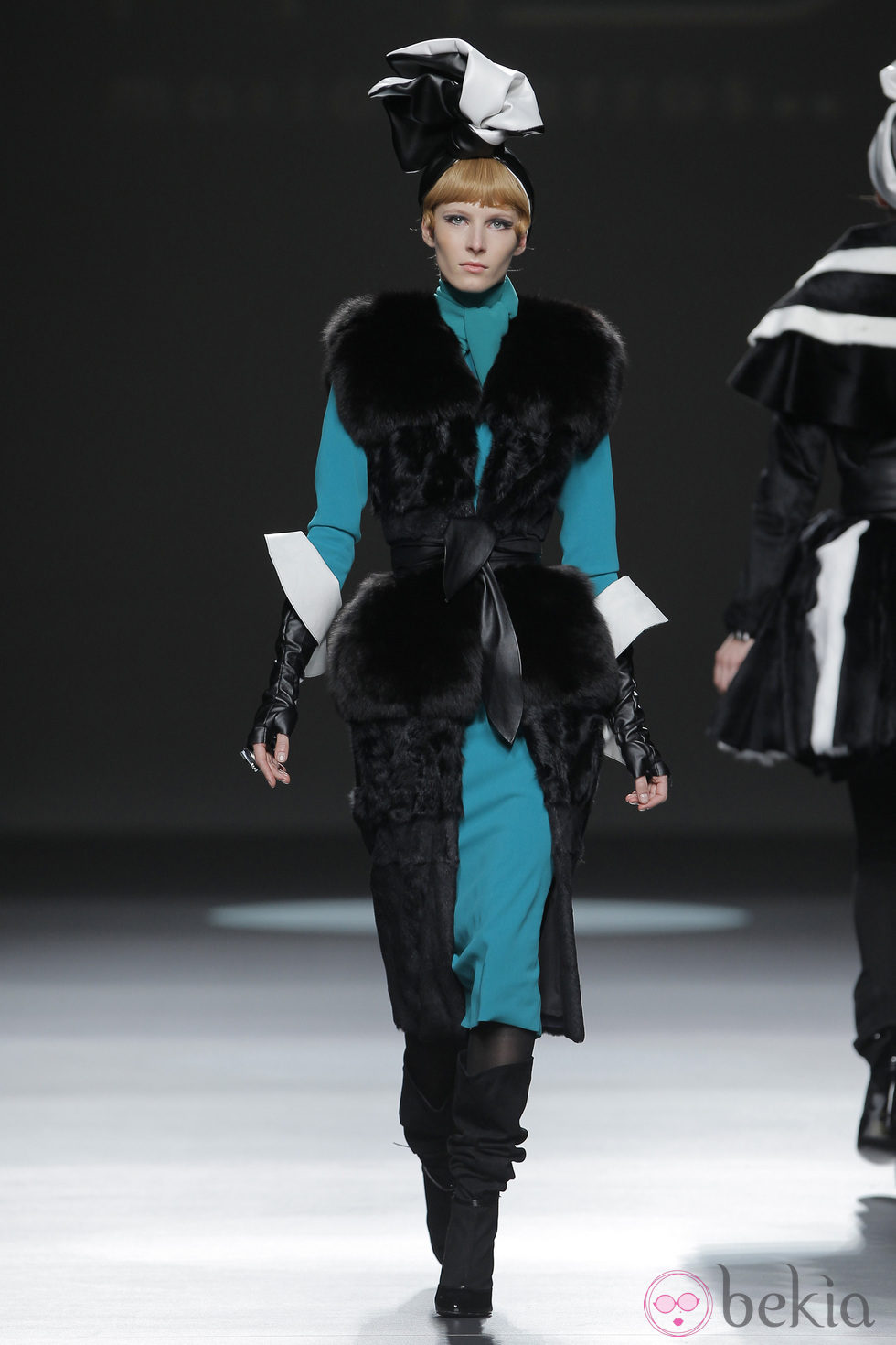 Abrigo de piel negro de la colección otoño/invierno 2013/2014 de María Barros en Madrid Fashion Week