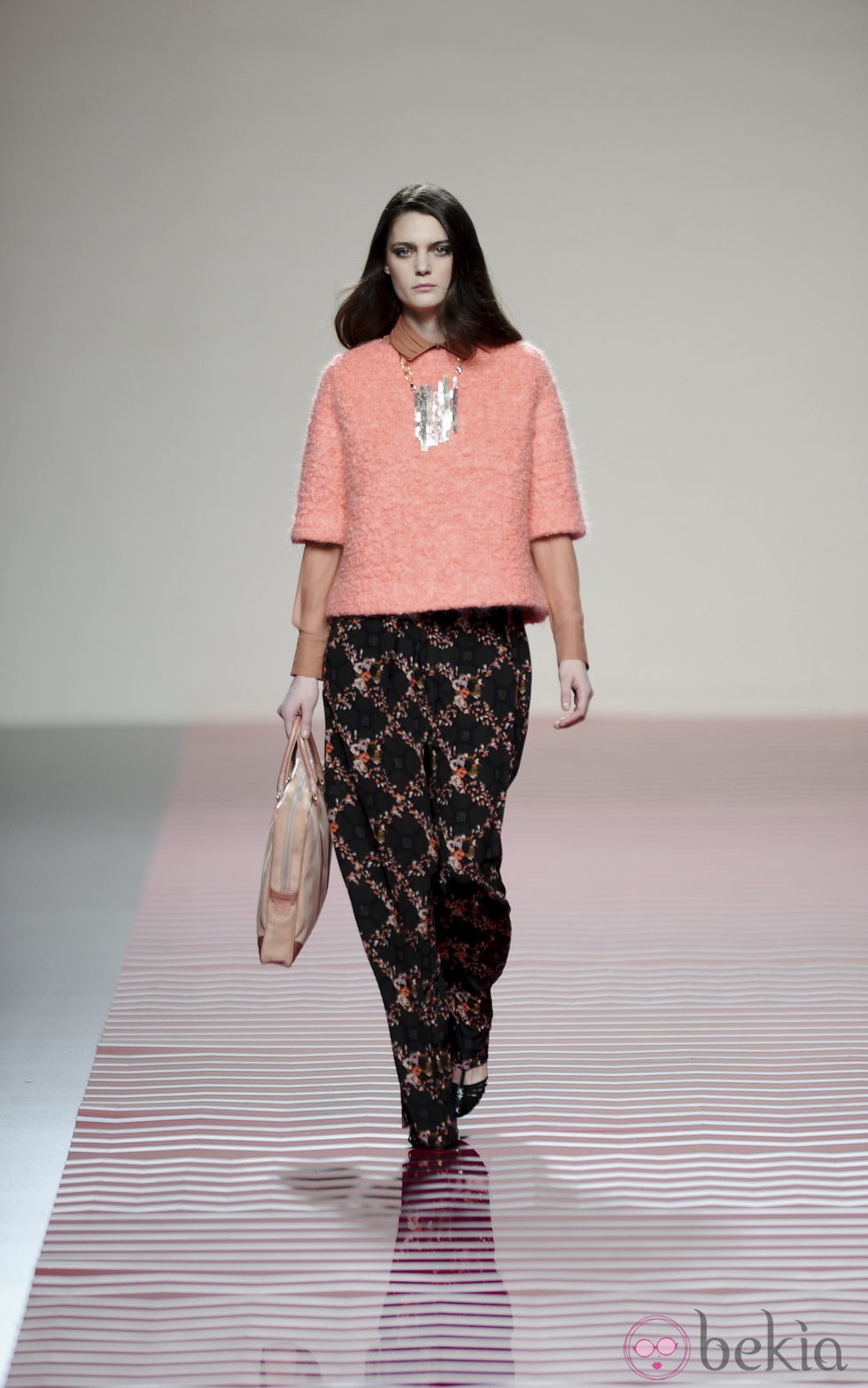 Pantalón con flores invernales de la colección otoño/invierno 2013/2014 de Ailanto en Madrid Fashion Week