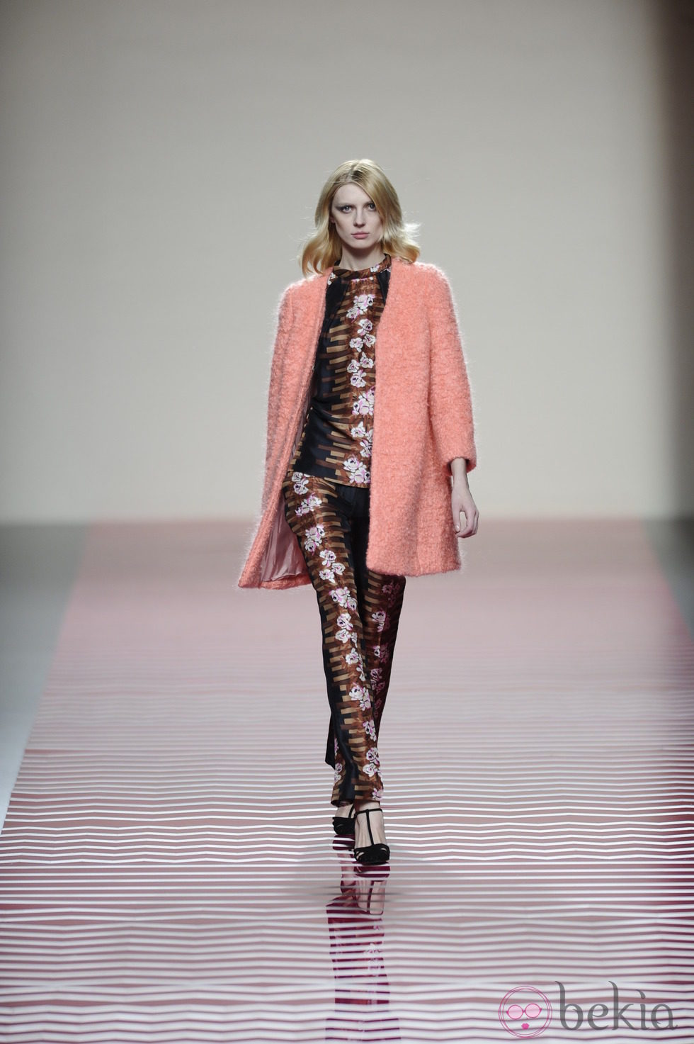 Abrigo color coral de la colección otoño/invierno 2013/2014 de Ailanto en Madrid Fashion Week