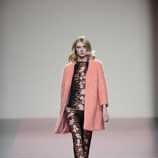 Abrigo color coral de la colección otoño/invierno 2013/2014 de Ailanto en Madrid Fashion Week