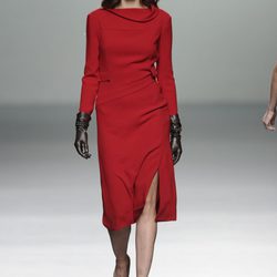 Vestido rojo de la colección otoño/invierno 2013/2014 de Roberto Torretta en Madrid Fashion Week