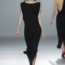 Vestido negro largo de la colección otoño/invierno 2013/2014 de Roberto Torretta en Madrid Fashion Week