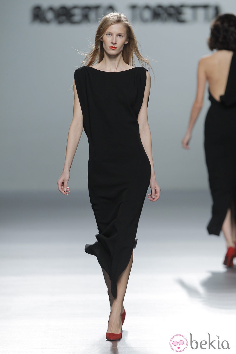 Vestido negro largo de la colección otoño/invierno 2013/2014 de Roberto Torretta en Madrid Fashion Week