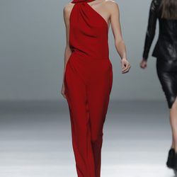 Conjunto rojo de la colección otoño/invierno 2013/2014 de Roberto Torretta en Madrid Fashion Week