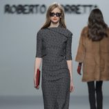 Vestido gris plomo de la colección otoño/invierno 2013/2014 de Roberto Torretta en Madrid Fashion Week
