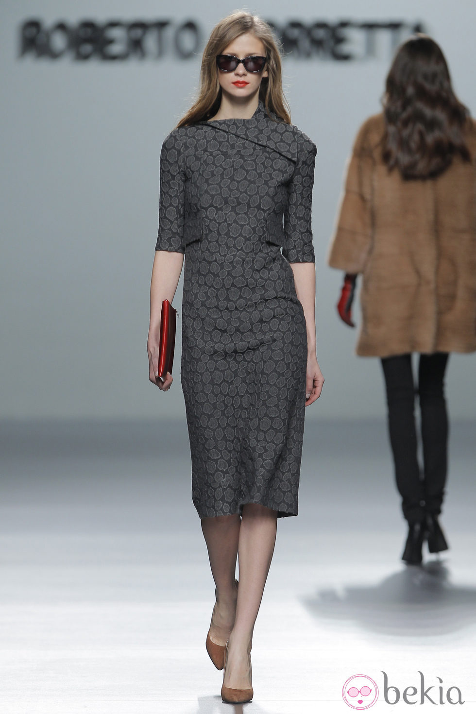 Vestido gris plomo de la colección otoño/invierno 2013/2014 de Roberto Torretta en Madrid Fashion Week