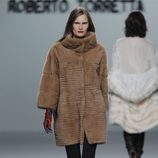 Abrigo de piel de la colección otoño/invierno 2013/2014 de Roberto Torretta en Madrid Fashion Week