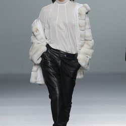Pantalón de cuero de la colección otoño/invierno 2013/2014 de Roberto Torretta en Madrid Fashion Week