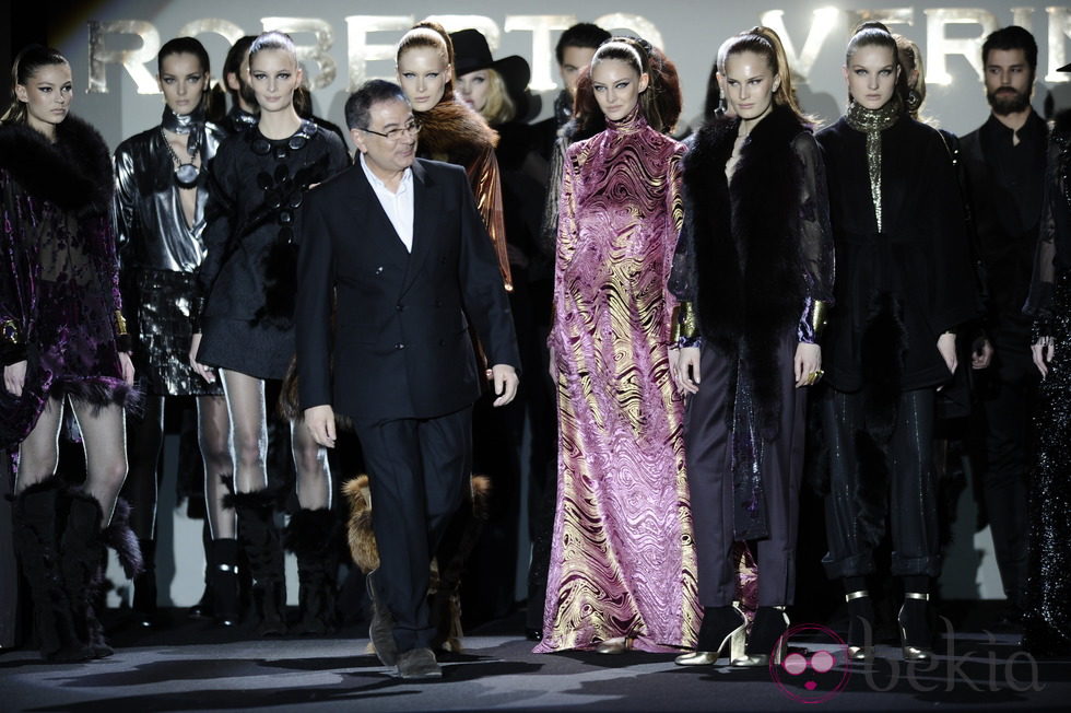 Roberto Verino saludando tras su desfile en Madrid Fashion Week otoño/invierno 2013/2014