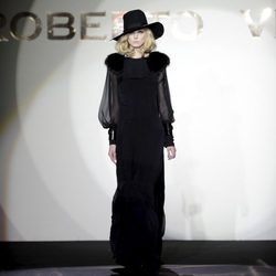 Vestido largo con mangas transparentes de la colección otoño/invierno 2013/2014 de Roberto Verino en Madrid Fashion Week