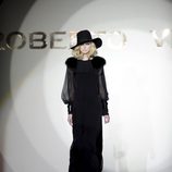Vestido largo con mangas transparentes de la colección otoño/invierno 2013/2014 de Roberto Verino en Madrid Fashion Week